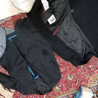 تعدادی کت برند سایز کوچک به علت جمع کردن مغازه