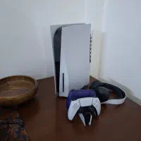 یک دستگاه ps5 با متعلقات کامل