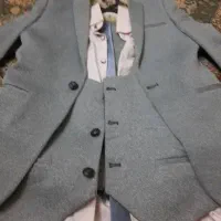 کت وشلوار نقره‌ای