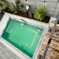 کلبه سویسی استخرروباز اب گرم  دو خوابه لوکس انزلی|اجارهٔ کوتاه‌مدت ویلا و باغ|رشت, گلسار|دیوار