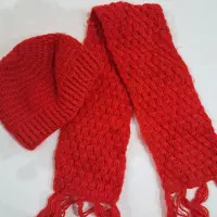 کلاه و شال قرمز رنگ