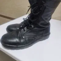 پوتین  و کلاه  نظامی|کیف، کفش، کمربند|تبریز, |دیوار