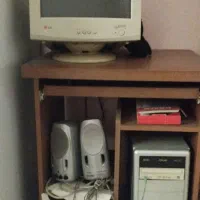 فروش کامپیوتر قدیمی به همراه میز