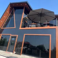 کلبه شیشه ای با استخر جنگلی رضا