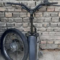 گوشی آیفون و کاپشن سپاه خاکی و لاکی