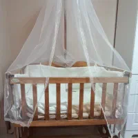 گهواره کنار تخت مادر