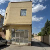 یک ساختمان دو طبقه ( همکف تجاری ، طبقه اول مسکونی)