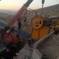 راننده بیل کار در معدن سنگ لاشه