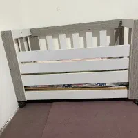 تخت کنار مادر سالم‌ و تمیز