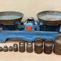 ترازو قدیمی همراه با وزنه