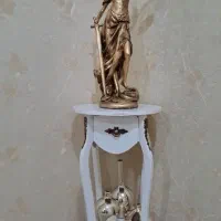 مجسمه .میز .سه تا گلدون باهم
