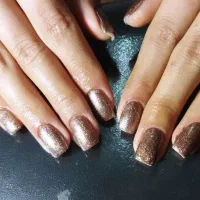 خدمات کاشت ناخن