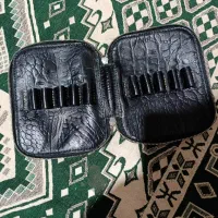 یک کار جذاب جامدادی دستدوز با چرم گاوی اصل