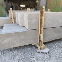 تعدادی کارگر ماهر سنگبری