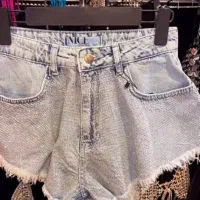 فروشنده و مدل خانم