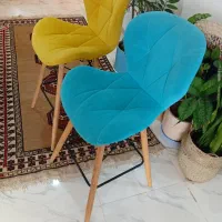 دو عدد صندلی کنار open آشپزخانه