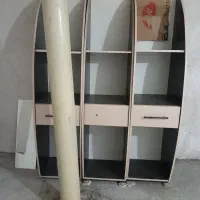 کمد ارایشگری و اینه و صندلی