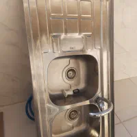 یک عدد سینک دوقلو همراه باشیر آن