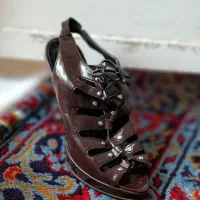 تعدادی کفش تک سایز ،هرکدوم ی سایز داره