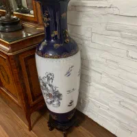 گلدان کنار سالنی بزرگ