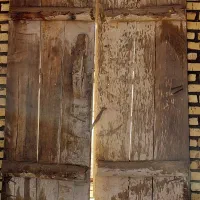 در و پنجره چوبی، صندوقچه و وسایل قدیمی