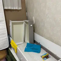 یک عدد تخت ک یک مقدار تعمیرات لازم داره