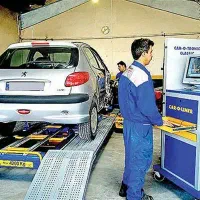 یک مهندس مکانیک باز نشسته   در مرکز معاینه فنی