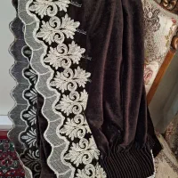 کنار پرده مخمل نونو