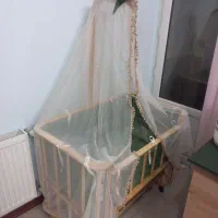 تخت کنار مادر رهام