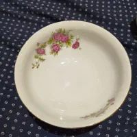 چینی گل قرمز وگل میخک وچند سرویس چینی مقصود وغیره|ظروف سرو و پذیرایی|مشهد, عسگریه|دیوار