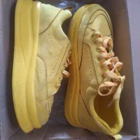 کفش اسپورت زنانه و تک کت مردانه