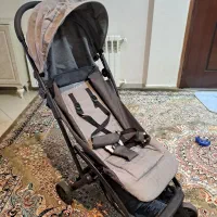 کالسکه و کریر و تعدادی لباس بچه