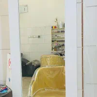 دو عدد آینه قدی تمیز و با جنس آینه ی خوب