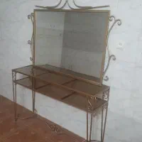 ایینه و میز