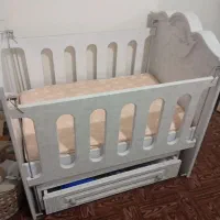 تخت بچه همراه با تشک استفاده نشده