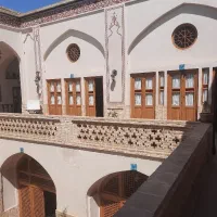 نیروی خانم برای صبحانه خوری هتل سنتی