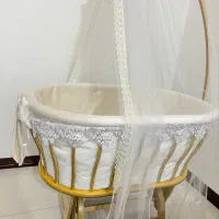 تخت نوزاد کنار مادر