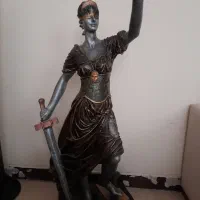 مجسمه فرشته عدالت و میز خاطره ها