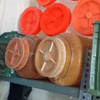 تعدادی دبه پنج پنج و ده کیلویی