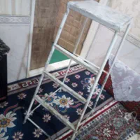 چهار پایه آهنی کارکرده اما محکم فقط ی رنگ میخاد