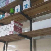 قفسه چوبی مغازه با پایه آهنی