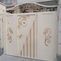 نقاشی ساختمان در پنجره