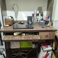 کتابخانه و میز کامپیوتر