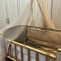 تخت و گهواره کنار مادر