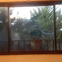 متل قوفروش دربوپنجره الومینیوم حدنو با شیشه رفلکس