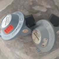 دو عدد رگولاتور گاز خانگی و تابلو تاکسی