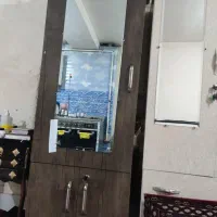 یک عدد جاکفشی و میز تلوزیون