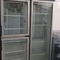 فروش. خریدار یخچال ایستاده نوشابه
