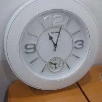 یک عدد ساعت دیواری