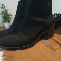 یه جفت پوتین و یه جفت کفش پاشنه دار